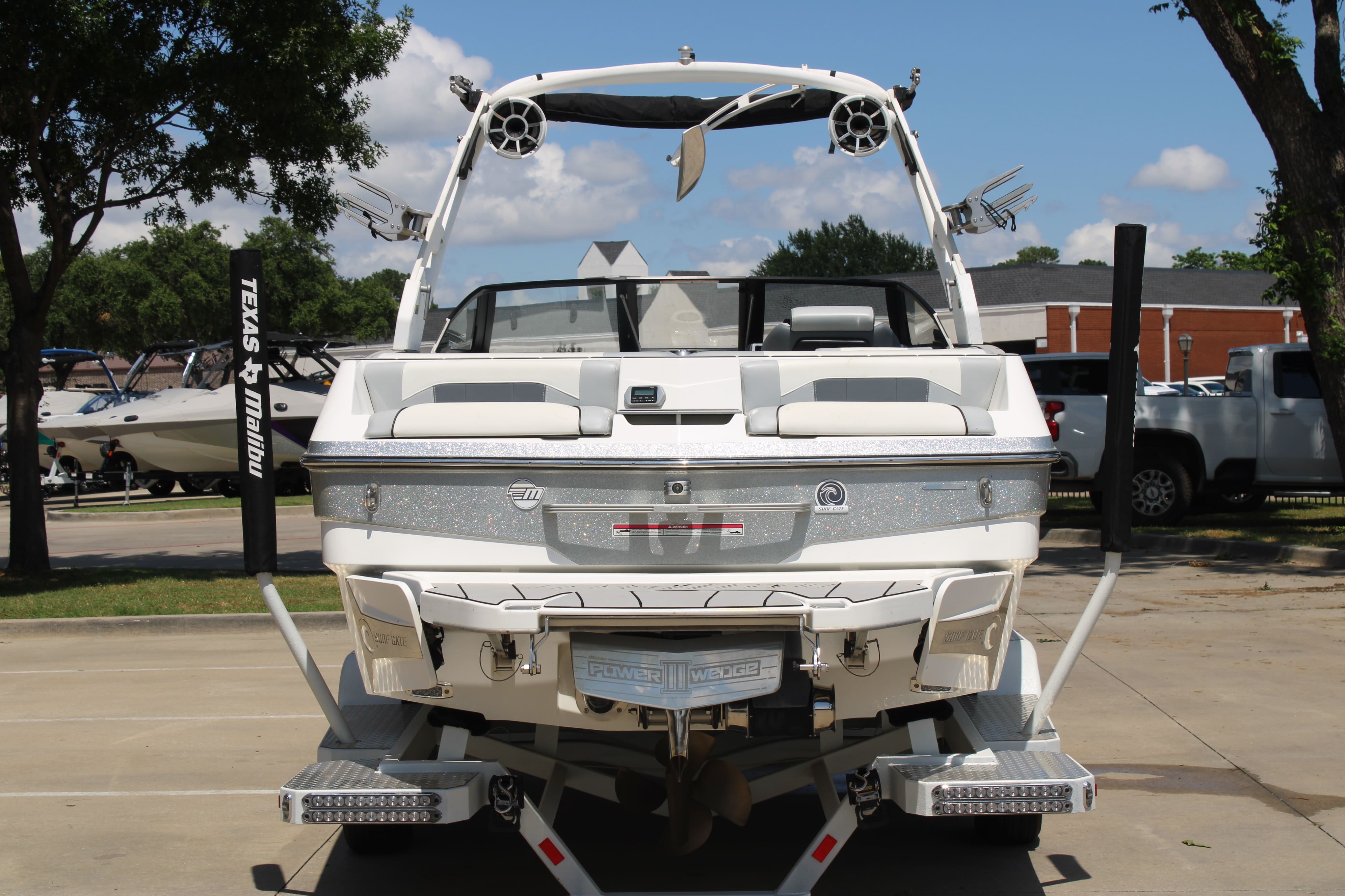 2020 Malibu 25 LSV Icon